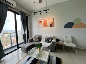 sala de estar con sofá y mesa en RiverView 8PAX 2BR in KBtown Wi-Fi, A-6-5, en Kota Bharu