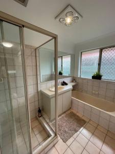 Kylpyhuone majoituspaikassa Modern Comfort in a Historic Setting