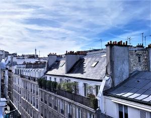 uma vista para uma cidade com edifícios e telhados em Star Champs-Elysées em Paris