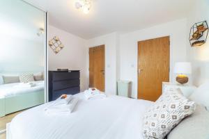 A bed or beds in a room at Airy Bright 2Bed Apt Deptford, Canary Wharf