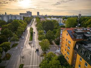 een luchtzicht op een straat in een stad bij Park Hotel Laim in München