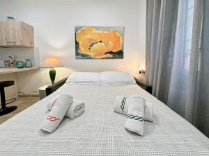 - une chambre avec un lit et des serviettes dans l'établissement Tivoli 2 - Renovated studio, Monaco Border, 5mn from Casino Monte Carlo, à Beausoleil