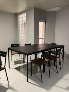 NAP v في فالنسيا: طاولة سوداء وكراسي في غرفة فارغة