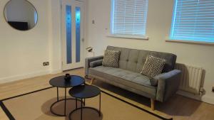 salon z kanapą i dwoma stołami w obiekcie Alexander Apartments High Heaton w mieście Gosforth