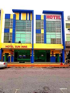un hotel con la parte delantera de un edificio en Sun Inns Hotel Kota Laksamana Melaka en Melaka