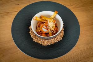 un bol de nourriture sur une assiette sur une table dans l'établissement Hôtel Valdys Thalasso & Spa - les Pins, à Saint-Jean-de-Monts