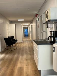 un pasillo de una oficina con cocina y sillas en Hirtshals Idrætscenter - Vandrehjem - Hostel, en Hirtshals