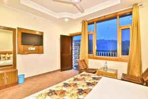 1 dormitorio con cama y ventana grande en Hill Pine View en Dharamshala