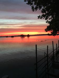 チャンタブリーにあるミーナ リゾートの水鳥のいる湖に沈む夕日