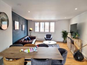a living room with a table with a dog on it at Le chesterfield - coeur de ville in Épinal