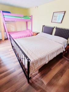 dwa łóżka siedzące obok siebie w pokoju w obiekcie Casale Valentini w mieście Fermo