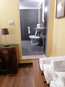 W łazience znajduje się prysznic, toaleta i umywalka. w obiekcie Casale Valentini w mieście Fermo