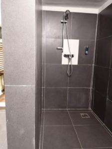 łazienka z prysznicem i ścianą wyłożoną kafelkami. w obiekcie Casale Valentini w mieście Fermo