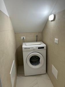 a washer and dryer in a small room at Ficodindia in Pozzallo +2 photos