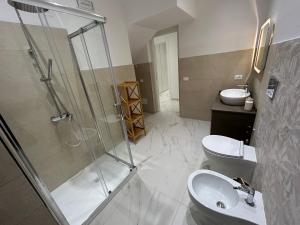 ein Bad mit einer Dusche, einem WC und einem Waschbecken in der Unterkunft Ficodindia in Pozzallo