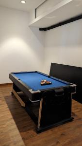 une table de ping-pong dans une pièce avec dans l'établissement Cottonwood 4BR Villa Sutami with Pool Netflix BBQ, à Bandung