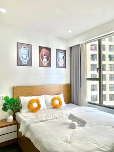 um quarto com uma cama com dois ursinhos de peluche em Golden Apartment em Ho Chi Minh