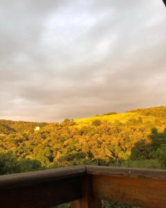 uma vista do convés de uma colina com árvores em Chalé Vale da Mata - São Roque SP em São Roque