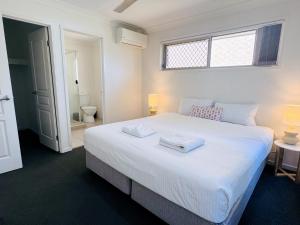 Tempat tidur dalam kamar di Serenity Park Escape at Pimpama