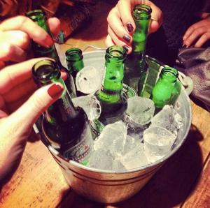 un cubo lleno de hielo y botellas de cerveza en St Christopher's Edinburgh Old Town, en Edimburgo