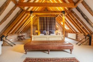 Belchamp Otten的住宿－Huge luxury loft cottage in historic country estate - Belchamp Hall Hayloft，阁楼卧室配有床