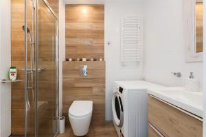 a bathroom with a toilet sink and a shower at Bella Casa Premium Apartment - 117A Kobierzynska in Krakow