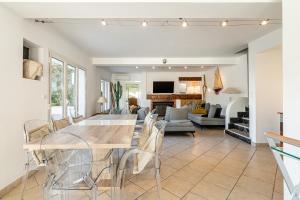a dining room and living room with a table and chairs at Les Restanques par Dodo à Cassis in Cassis
