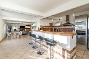 a kitchen with a counter and bar stools at Les Restanques par Dodo à Cassis in Cassis