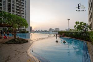 una piscina en medio de una ciudad en GoldView 2BRs apartment with Free pool-Pick up for booking 7 days, en Ho Chi Minh