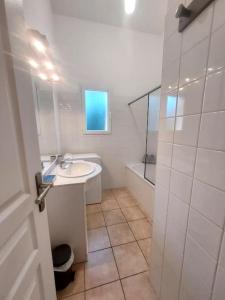 a white bathroom with a sink and a shower at Appart*Résidence piscine*Parking*3mn Centre Sarlat in Sarlat-la-Canéda