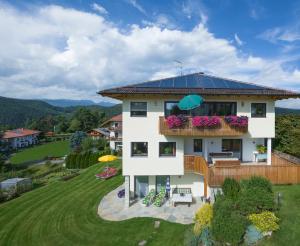 - une vue aérienne sur une maison avec solarium dans l'établissement Villa Tanja, à Castelrotto