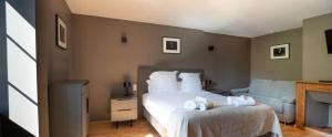 Posteľ alebo postele v izbe v ubytovaní La Bastide 1767 Villa de charme avec piscine 15x5, climatisation, 4 chambres, cuisine extérieur