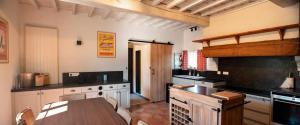 Kuchyňa alebo kuchynka v ubytovaní La Bastide 1767 Villa de charme avec piscine 15x5, climatisation, 4 chambres, cuisine extérieur