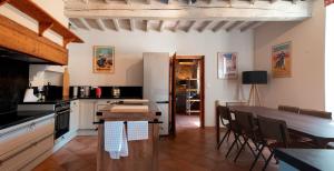 Kuchyňa alebo kuchynka v ubytovaní La Bastide 1767 Villa de charme avec piscine 15x5, climatisation, 4 chambres, cuisine extérieur