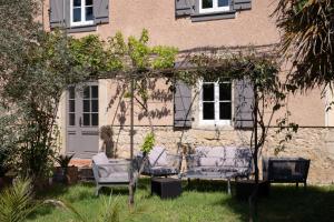 Vonkajšia záhrada v ubytovaní La Bastide 1767 Villa de charme avec piscine 15x5, climatisation, 4 chambres, cuisine extérieur