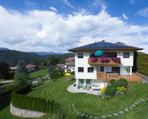 una casa con solárium en la parte superior de un patio en Villa Tanja, en Castelrotto