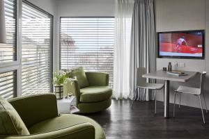TV i/ili multimedijalni sistem u objektu Base Nyon
