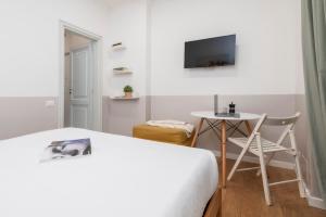 A television and/or entertainment centre at Trevi Fountain Apartment - ZENO 03