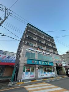 a building on the corner of a street at Vision motel in Geoje