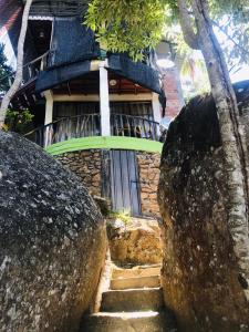 un edificio de piedra con una puerta y escaleras delante en Ella Camping Resort, en Ella