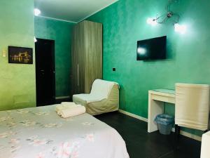 een kamer met een bed, een bureau en een tv bij B&B Roma in Rome