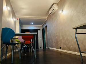 een eetkamer met een tafel en wat stoelen bij B&B Roma in Rome