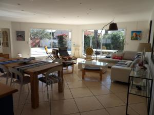 un salon avec un canapé et une table dans l'établissement St Cyprien Magnifique villa avec piscine, à Saint-Cyprien