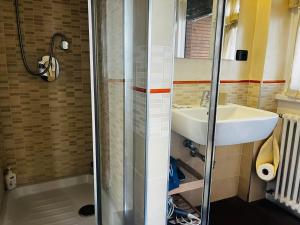 een badkamer met een wastafel en een douche bij B&B Roma in Rome +62 foto's