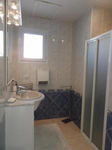 une salle de bain avec lavabo et douche dans l'établissement St Cyprien Magnifique villa avec piscine, à Saint-Cyprien 10 autres photos