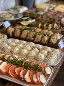 um buffet de diferentes tipos de alimentos em bandejas em Fregata em Zagórze Śląskie