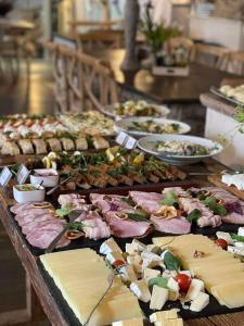 Jedlo v ubytovaní bed & breakfast alebo blízkom okolí