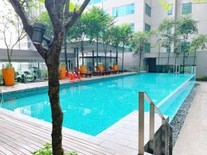 una gran piscina en un edificio en Mercu Summer Suites KLCC By Moonlight, en Kuala Lumpur