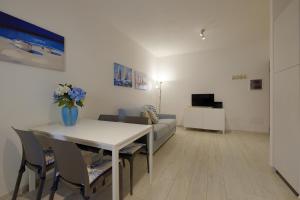 ein Wohnzimmer mit einem Tisch und einem Sofa in der Unterkunft Ma.Vi Casa Vacanze in Teulada