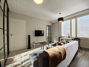 赫爾辛基的住宿－Modern One-Bedroom with glazed sun balcony, 350m metro，带沙发和钢琴的客厅